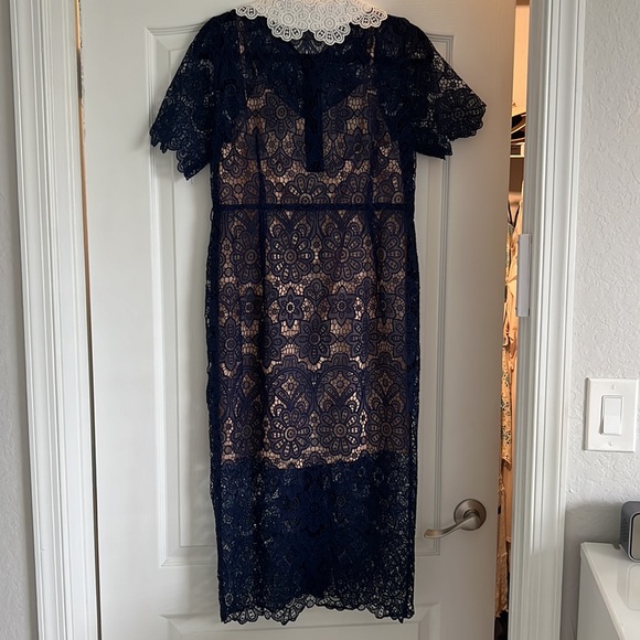 Lace dress - Picture 4 of 5